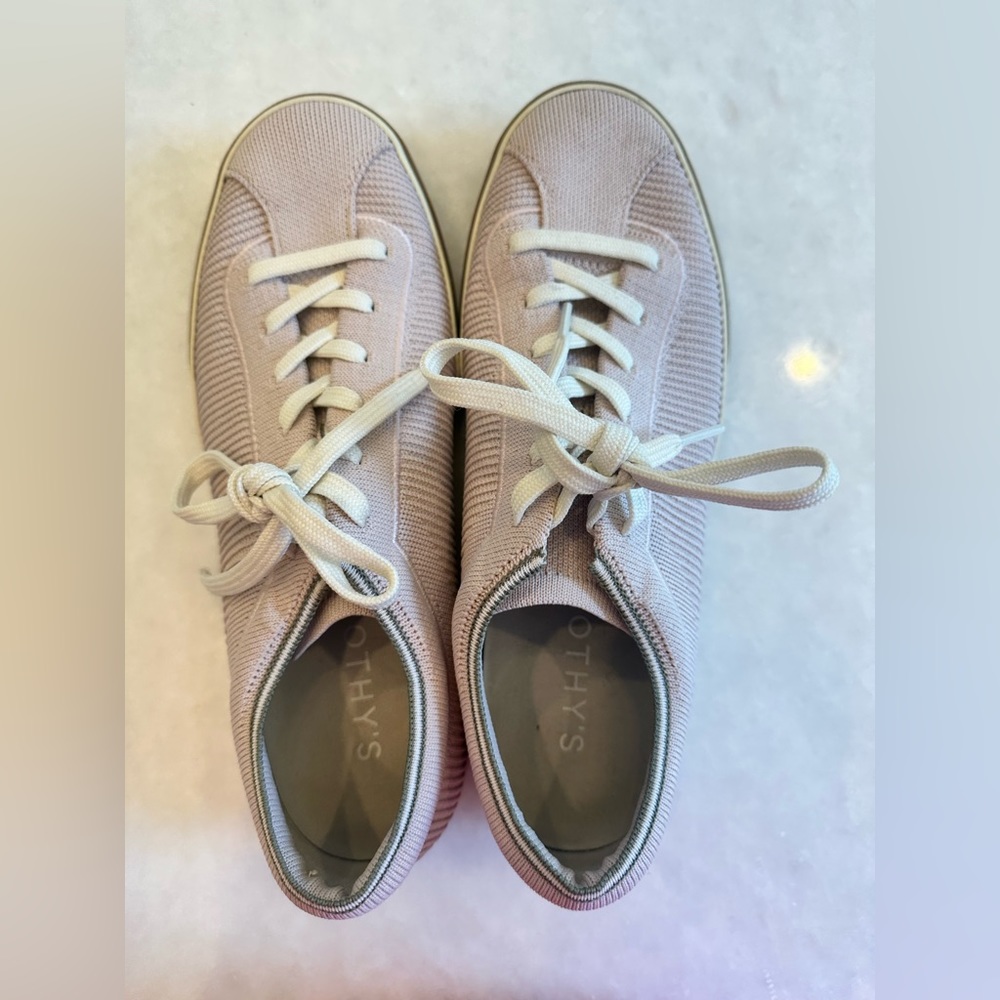 Rothy’s size 10 Lilac Lace-up sneakers.